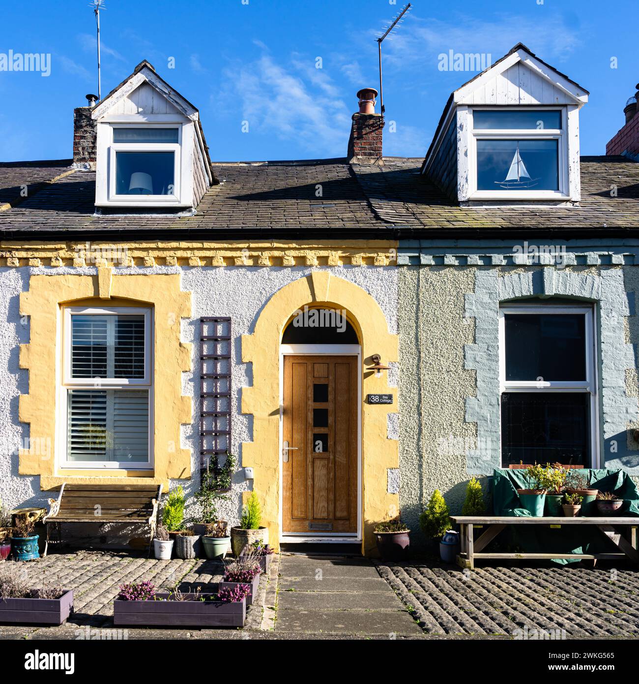 Maison jaune sur la rue Simpson à Cullercoats, North Tyneside Banque D'Images