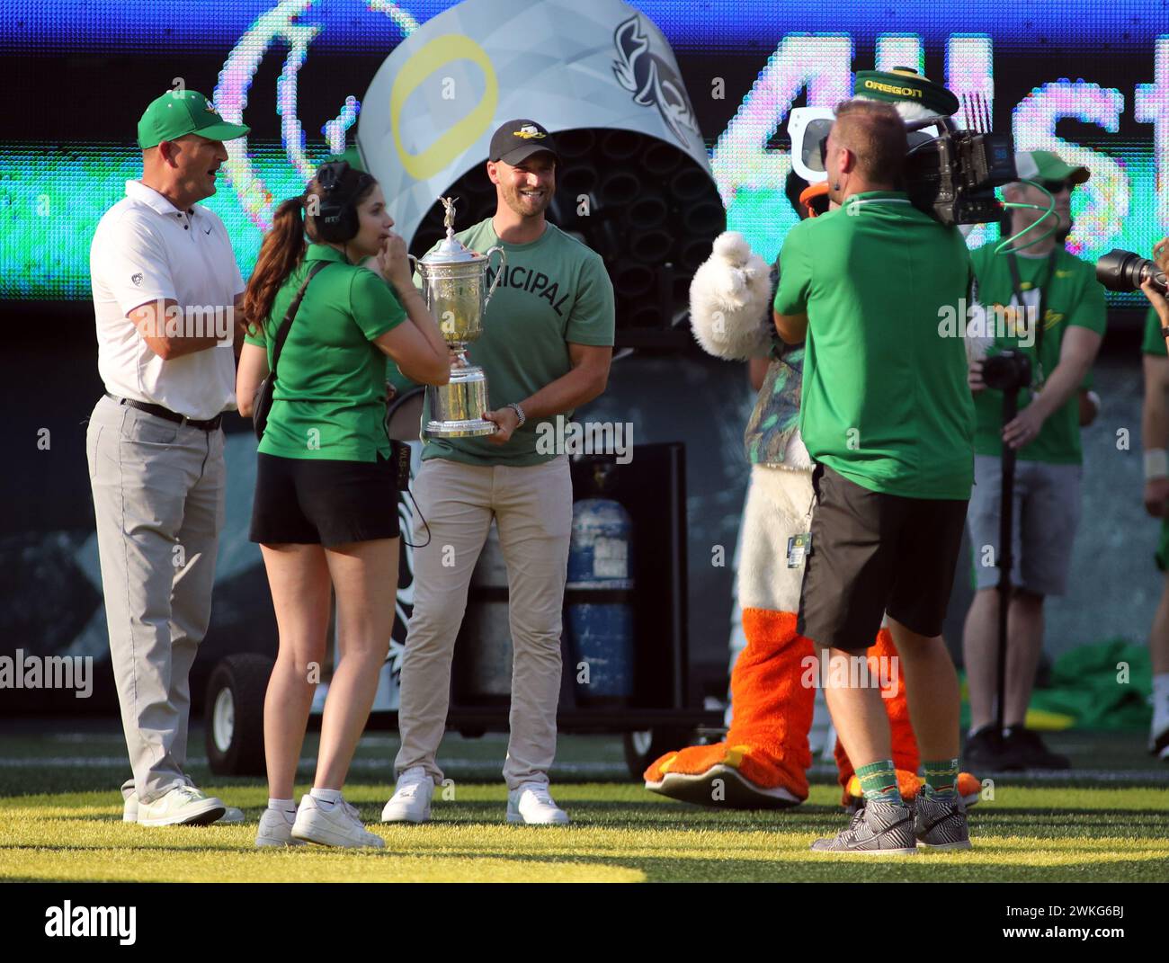 16 septembre 2023 : Wyndham Clark, champion de l'US Open de golf, un ancien élève de l'Oregon, lors d'un match entre les Ducks de l'Oregon et les Rainbow Warriors d'Hawaï au stade Autzen à Eugene, OREGON - Michael Sullivan/CSM Banque D'Images