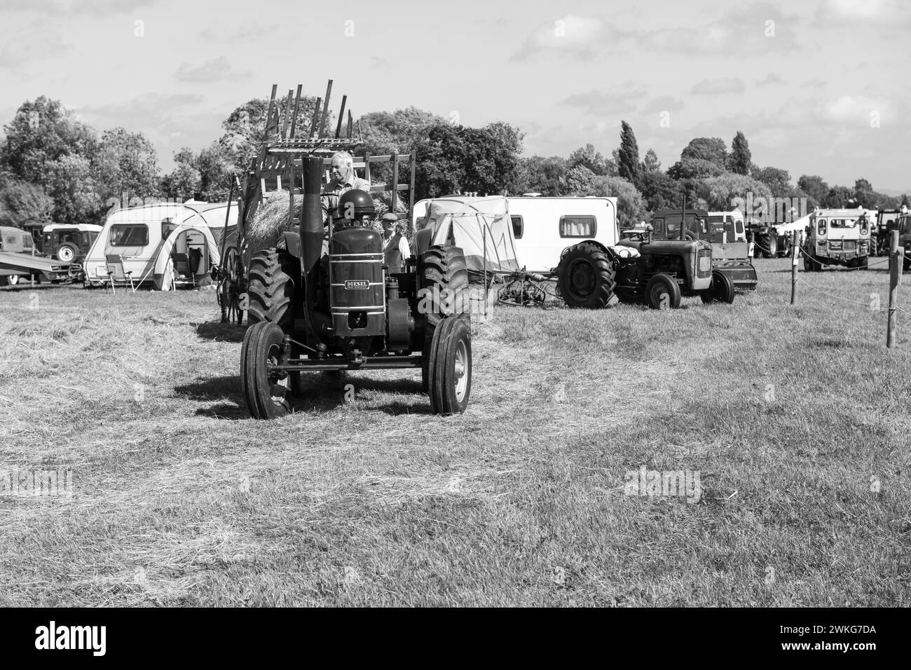 Drayton.Somerset.United kingdom.19 août 2023.Un tracteur Field Marshall restauré est accroché à une remorque de chargement de foin lors d'un événement agricole d'antan Banque D'Images