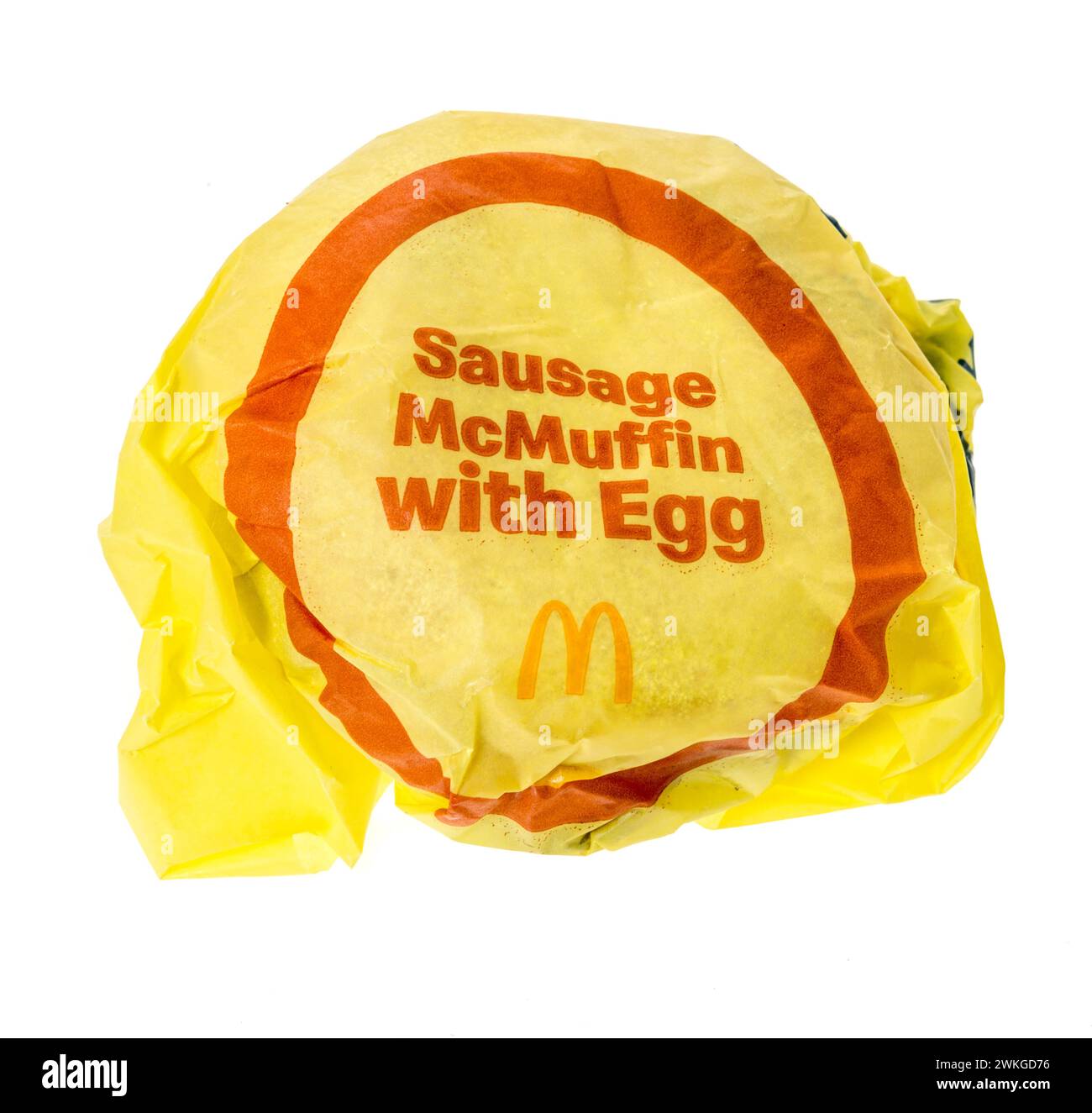 Winneconne, WI - 20 février 2024 : un paquet de McDonalds saucisse, oeuf et fromage McMuffin sur un fond isolé. Banque D'Images
