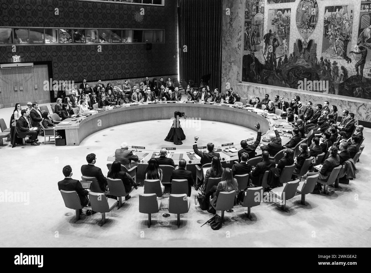 Les membres du Conseil de sécurité votent lors de la réunion du CS sur la situation à Gaza sur la résolution présentée par l'Algérie au Siège de l'ONU à New York le 20 février 2024 Banque D'Images