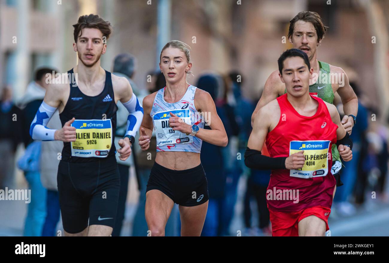 Diane VAN es participant au semi-marathon de Barcelone habillée en Asics en 2024. Banque D'Images