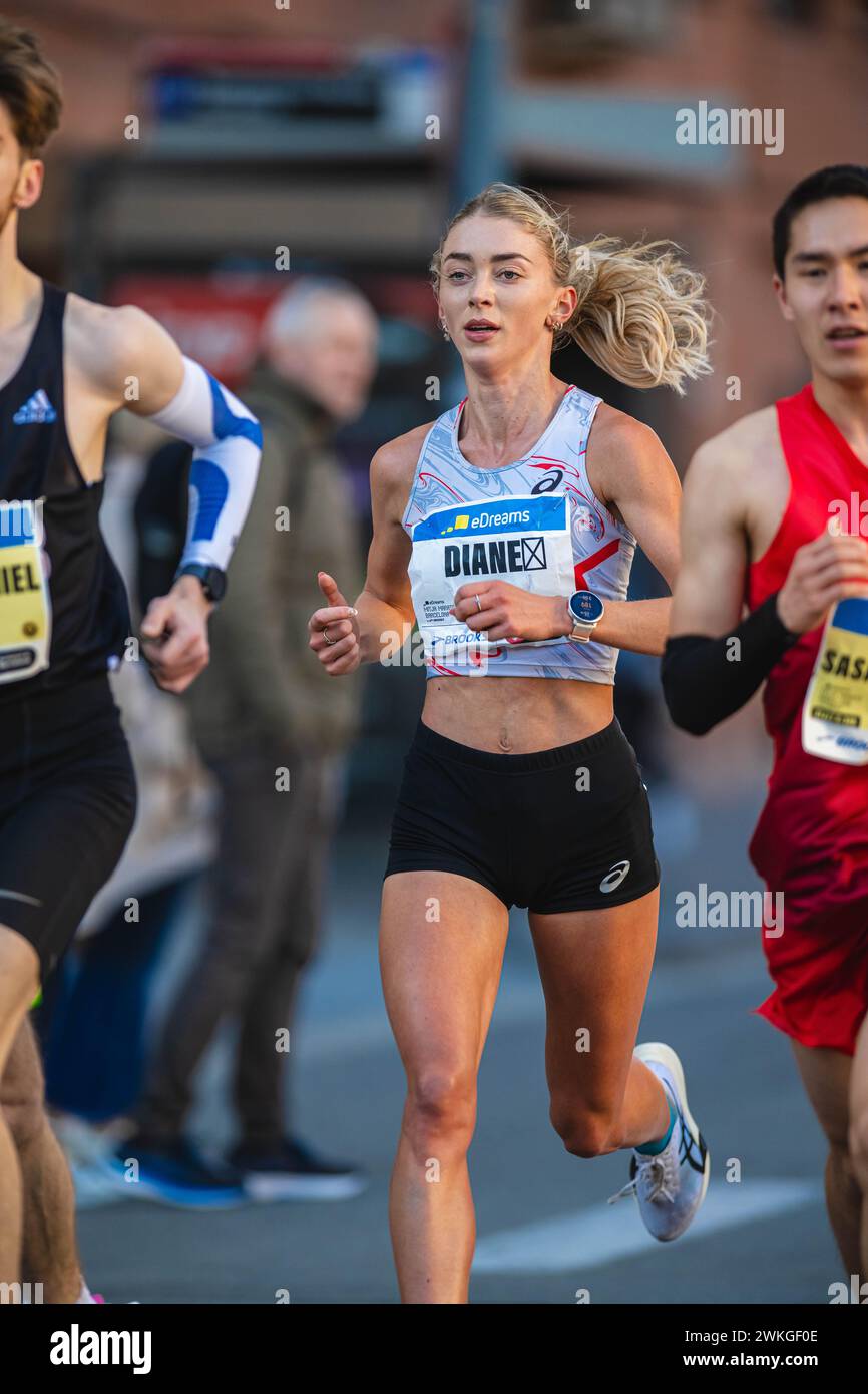 Diane VAN es participant au semi-marathon de Barcelone habillée en Asics en 2024. Banque D'Images