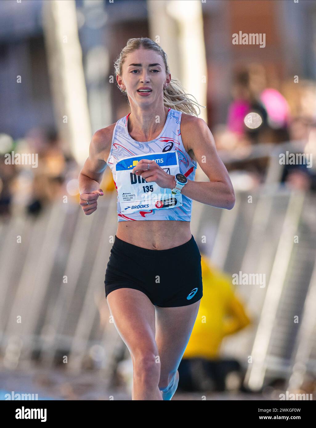 Diane VAN es participant au semi-marathon de Barcelone habillée en Asics en 2024. Banque D'Images