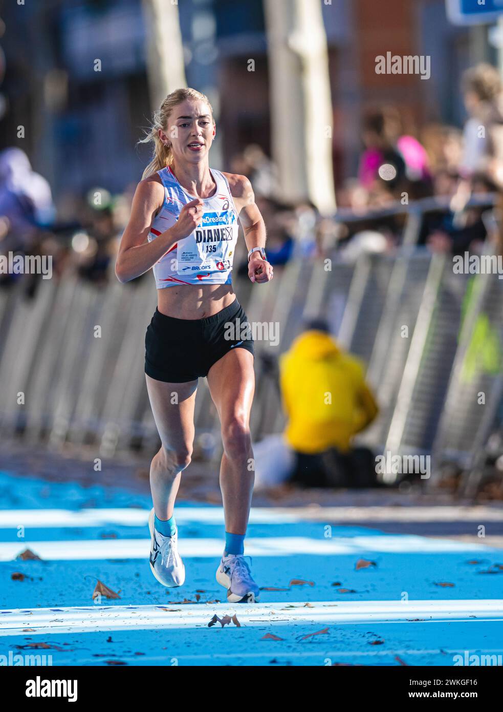 Diane VAN es participant au semi-marathon de Barcelone habillée en Asics en 2024. Banque D'Images