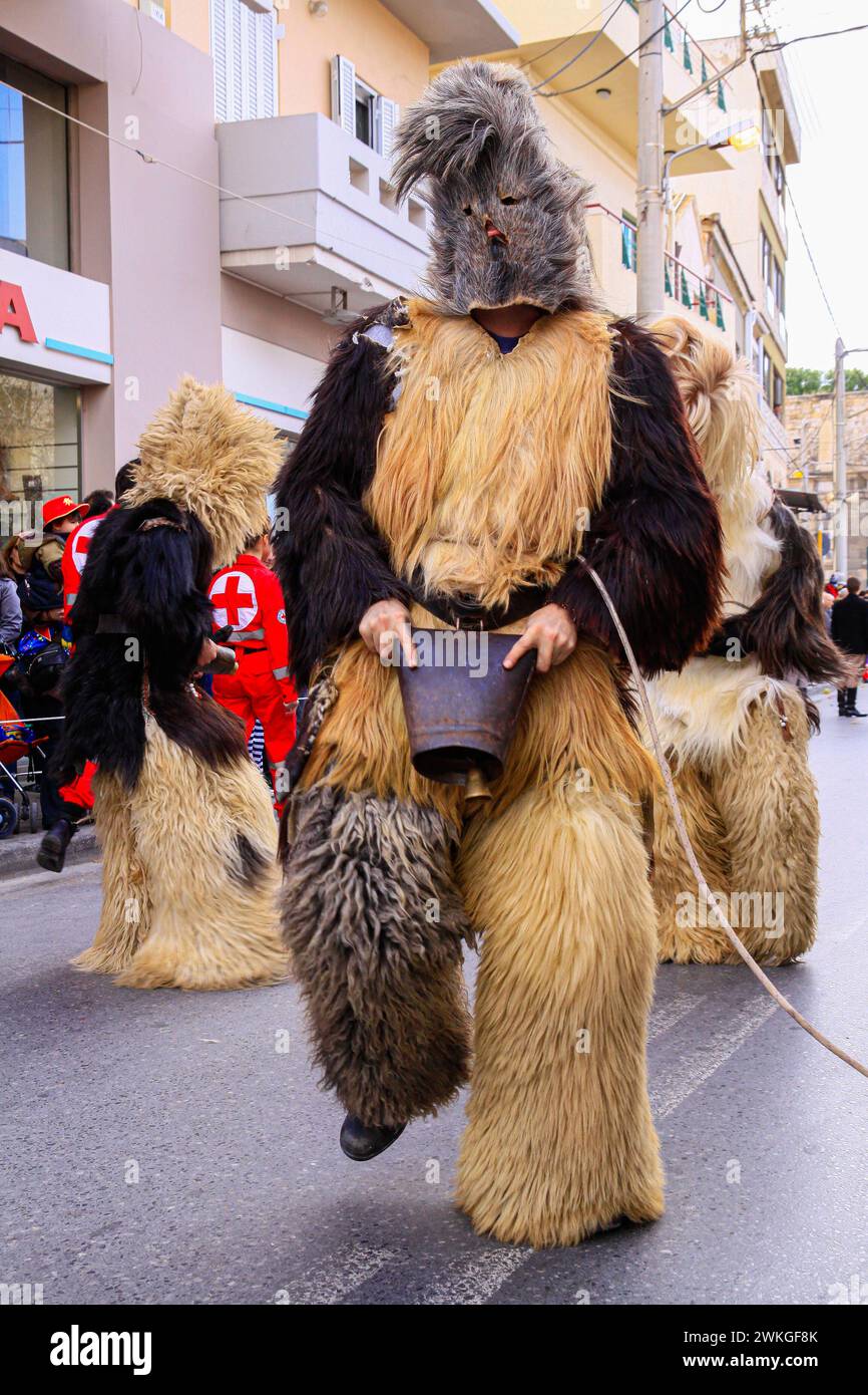 Héraklion, Crète, Grèce, 12 mars 2016 : défilé du carnaval de mardi gras. Participants en costumes colorés marchant et dansant dans les rues Banque D'Images