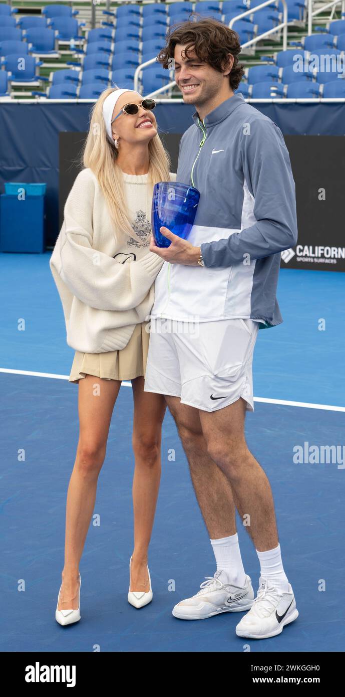 Delray Beach, Floride, États-Unis. 19 février 2024. Morgan Riddle pose avec Taylor Fritz (États-Unis) après avoir remporté l'Open de Delray Beach 2024 le 19 février 2024, au Delray Beach Tennis Center de Delray Beach, en Floride. Crédit : Andrew patron/Media Punch/Alamy Live News Banque D'Images