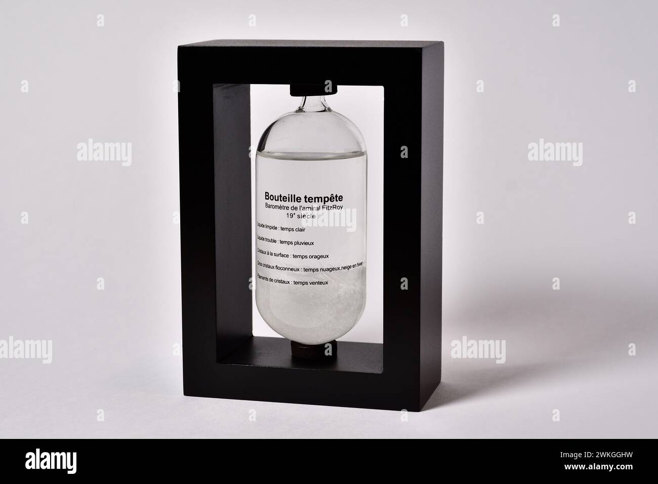 Storm Glass, baromètre FitzRoy Admiral, 19 Century, liquide clair-temps clair, liquide nuageux-temps nuageux, cristaux sur les orages supérieurs, Banque D'Images