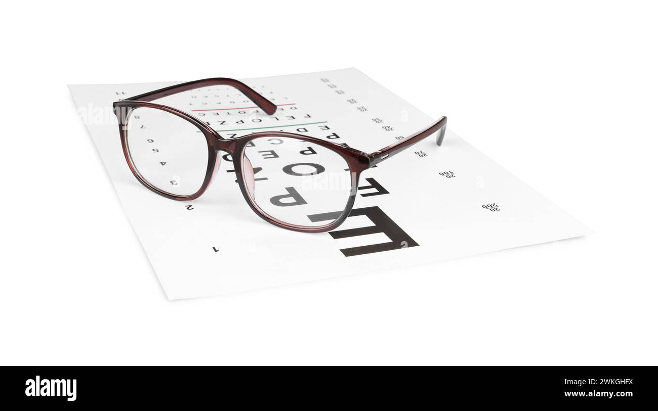 Lunettes et tableau de test de vision isolé sur blanc Banque D'Images