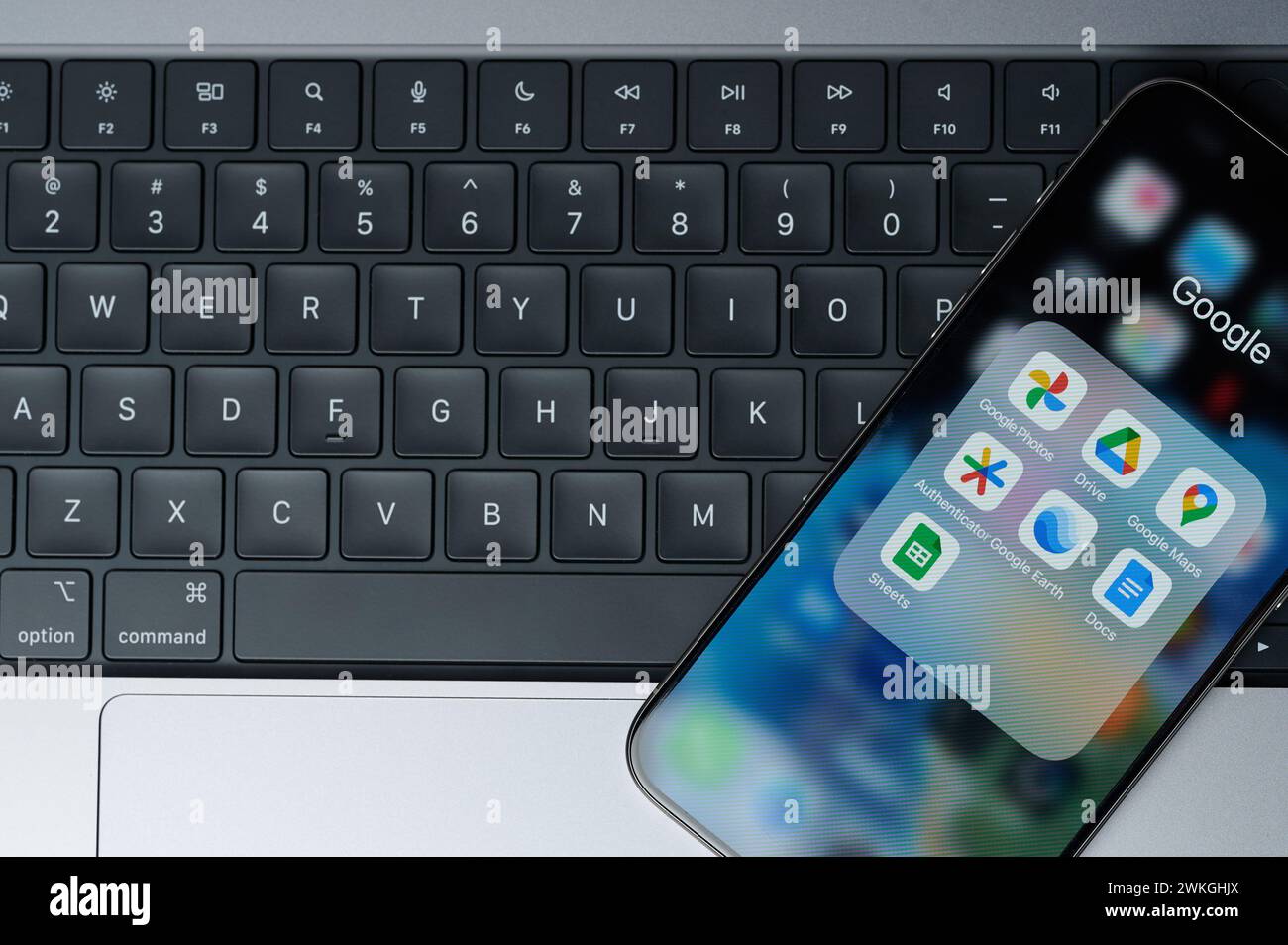 New York, États-Unis - 20 février 2024 : ensemble d'applications google pour l'écran de smartphone iphone avec fond de clavier Banque D'Images
