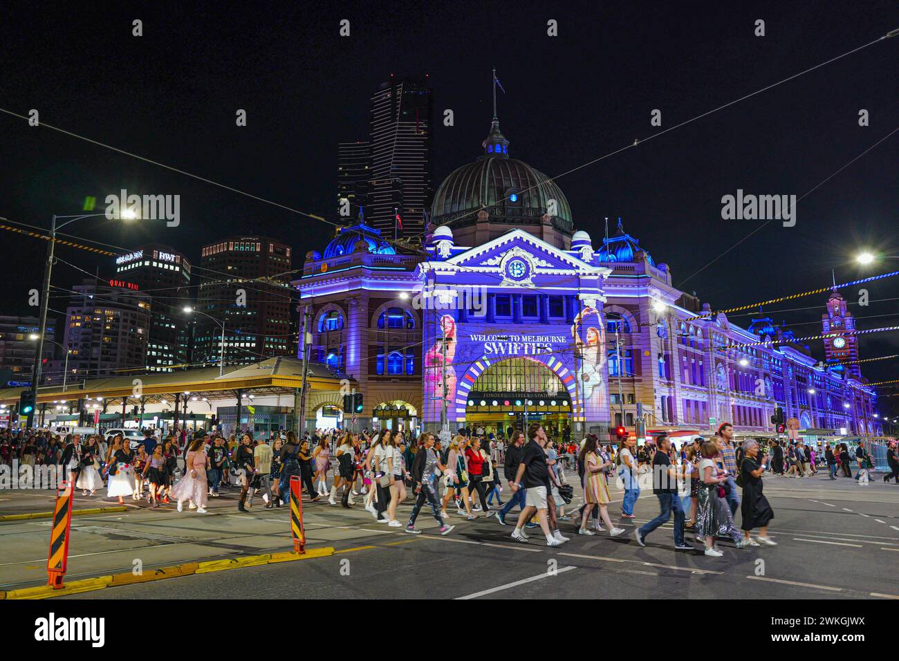 Une projection de Taylor Swift est montrée sur la station de Flinders Street pour accueillir les fans assistant à 3 spectacles battants de records au MCG. Banque D'Images