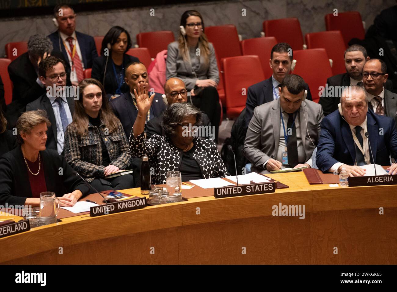 (240221) -- NATIONS UNIES, 21 février 2024 (Xinhua) -- L'ambassadrice des États-Unis aux Nations Unies Linda Thomas-Greenfield (C, front) vote contre un projet de résolution du Conseil de sécurité concernant Gaza au siège de l'ONU à New York, le 20 février 2024. Mardi, les États-Unis ont opposé leur veto à un projet de résolution du Conseil de sécurité qui aurait exigé un cessez-le-feu humanitaire immédiat à Gaza. Le projet de résolution a recueilli 13 voix parmi les 15 membres du Conseil de sécurité. Les États-Unis ont voté contre. La Grande-Bretagne s'est abstenue. (Xinhua/Xie E) Banque D'Images