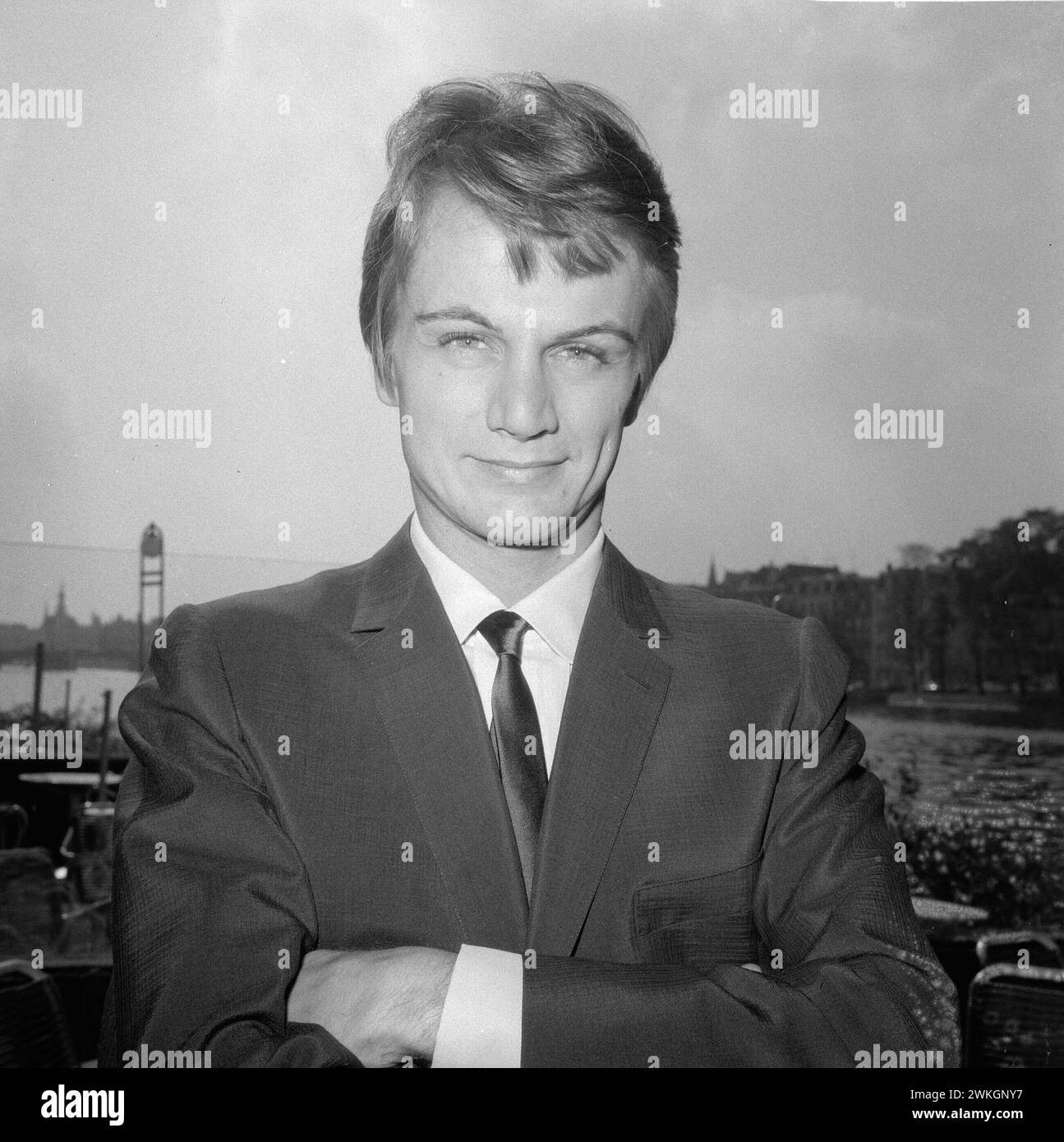 1er octobre 1965. Amsterdam, pays-Bas. Le chanteur français Claude François a donné une conférence de presse dans le jardin de l’Amstelhotel Banque D'Images