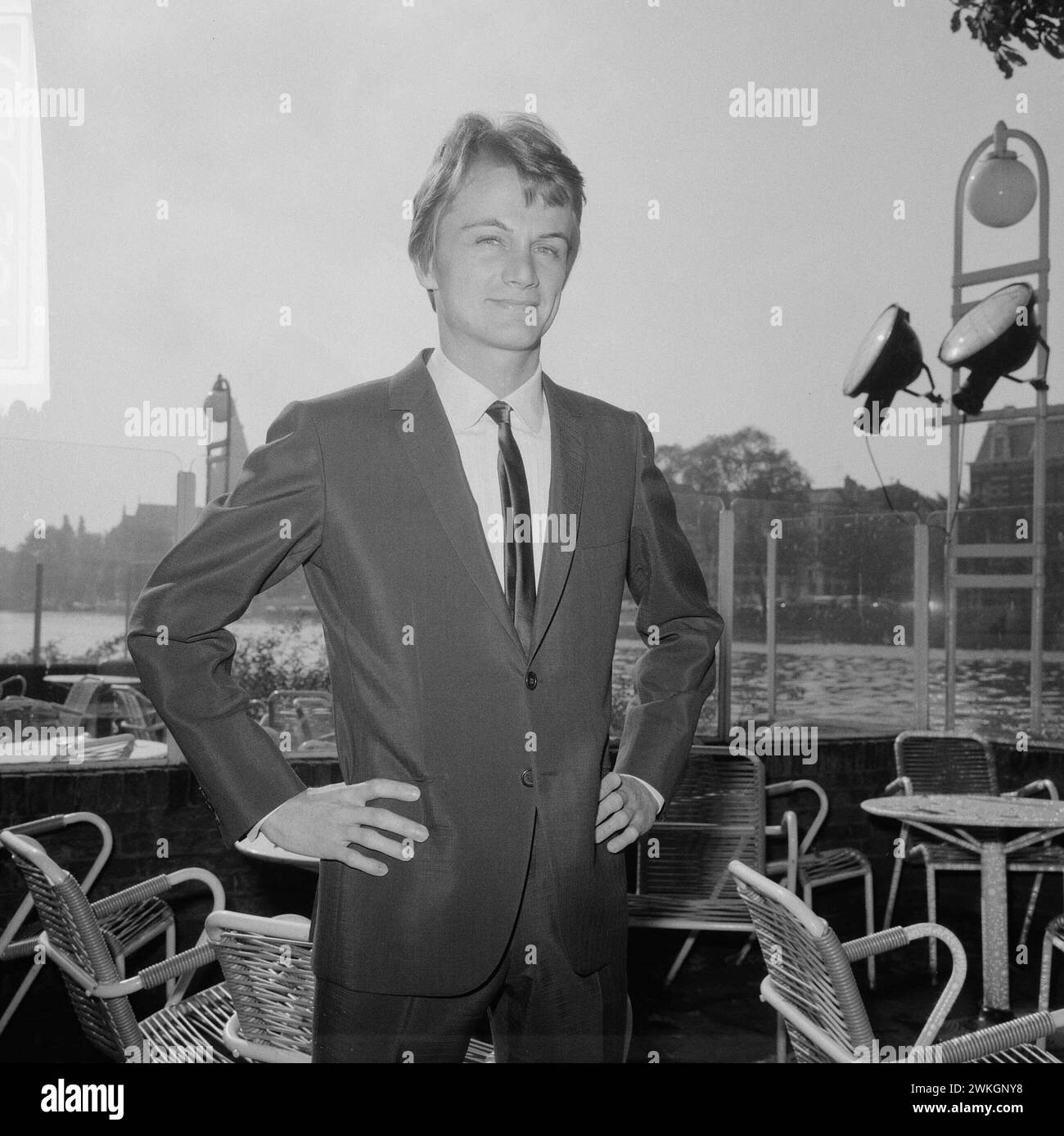 1er octobre 1965. Amsterdam, pays-Bas. Le chanteur français Claude François a donné une conférence de presse dans le jardin de l’Amstelhotel Banque D'Images