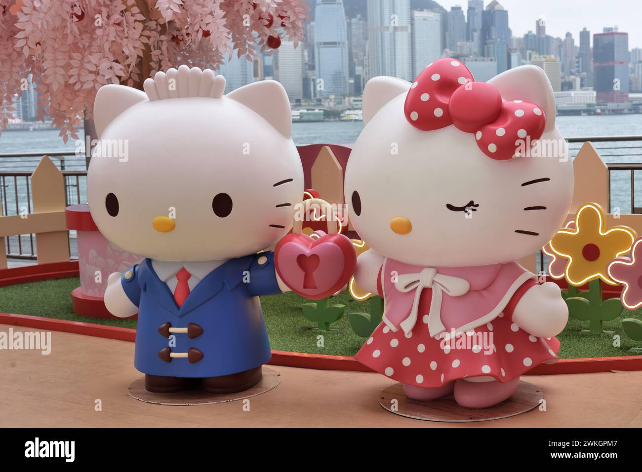 Cher Daniel et Hello Kitty au bord de l'eau du port Victoria, Hong Kong Banque D'Images