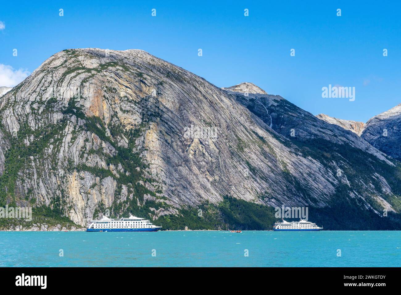 Le navire de croisière Stella Australis et le navire jumeau Ventus Australis ont ancré entre les banquises dans la baie de Pia en face du glacier de Pia, Alberto de Agostini Banque D'Images