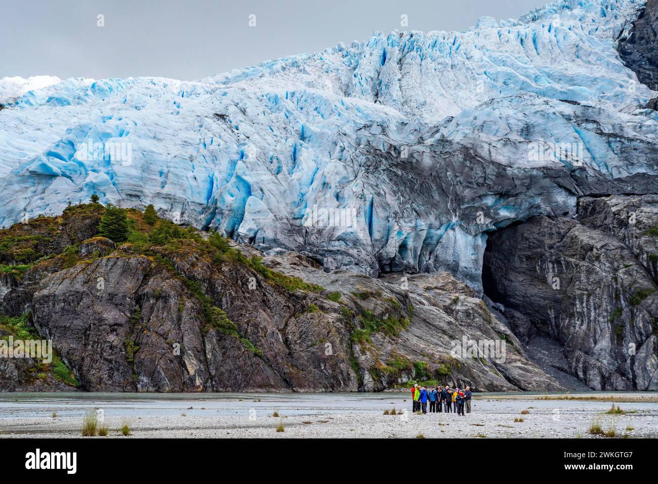Les passagers du bateau de croisière Stella Australis se tiennent au pied du glacier Aguila, parc national Alberto de Agostini, avenue des glaciers Banque D'Images