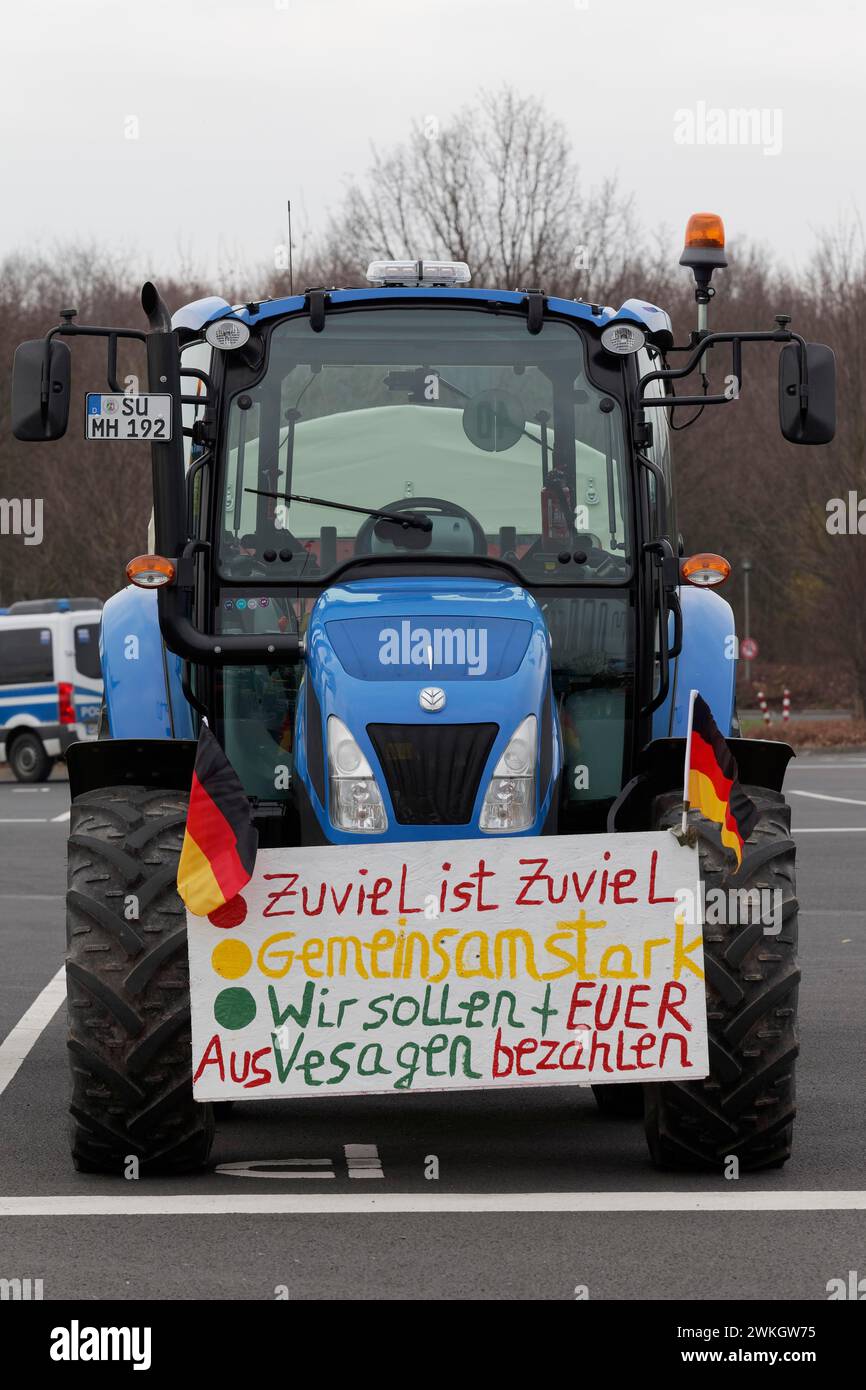Tracteur avec signe, trop c'est trop, protestations des agriculteurs, manifestation contre les politiques du gouvernement des feux de circulation, abolition de l'agriculture Banque D'Images