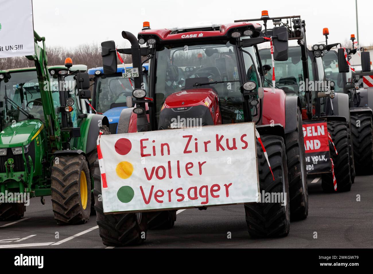 Tracteur avec signe, Un cirque plein de perdants, manifestations paysannes, manifestation contre les politiques du gouvernement des feux de circulation, abolition de Banque D'Images