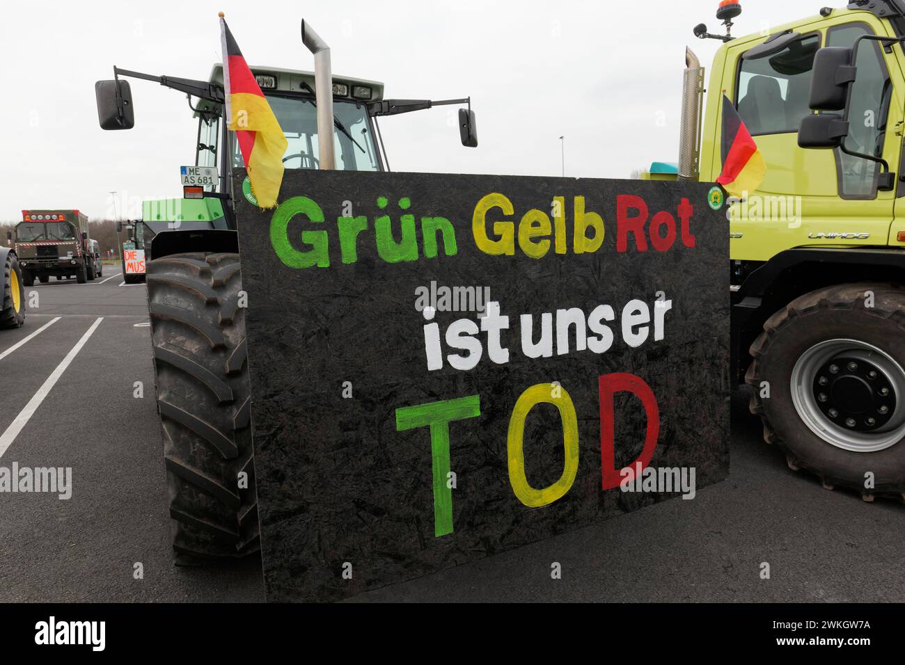 Tracteur avec signe, Vert jaune Rouge est notre mort, manifestations paysannes, manifestation contre la politique du gouvernement de feu de circulation, abolition de Banque D'Images