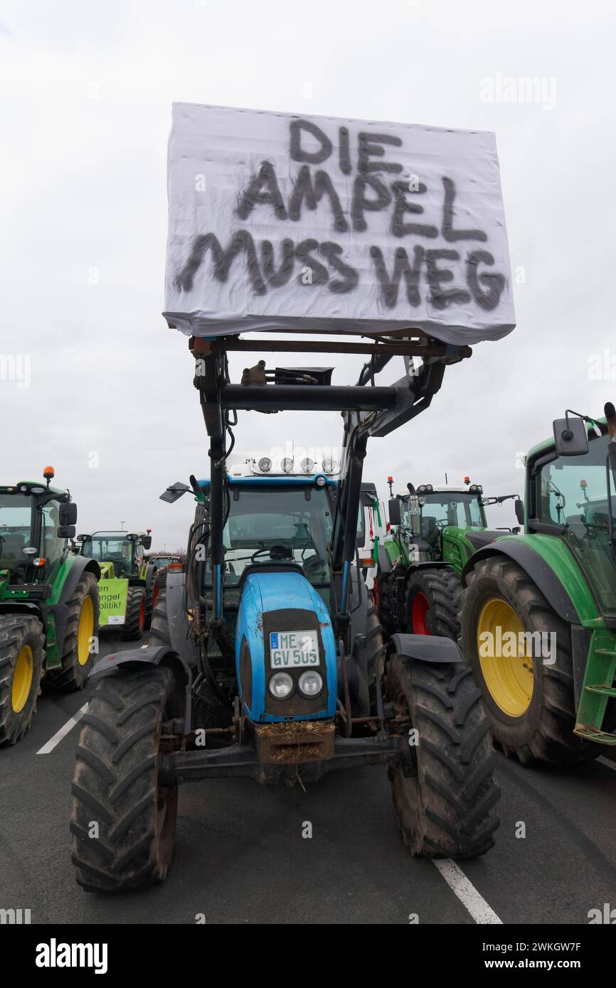Tracteur avec panneau, les feux de circulation doivent aller, protestations des agriculteurs, manifestation contre les politiques du gouvernement des feux de circulation, abolition de Banque D'Images