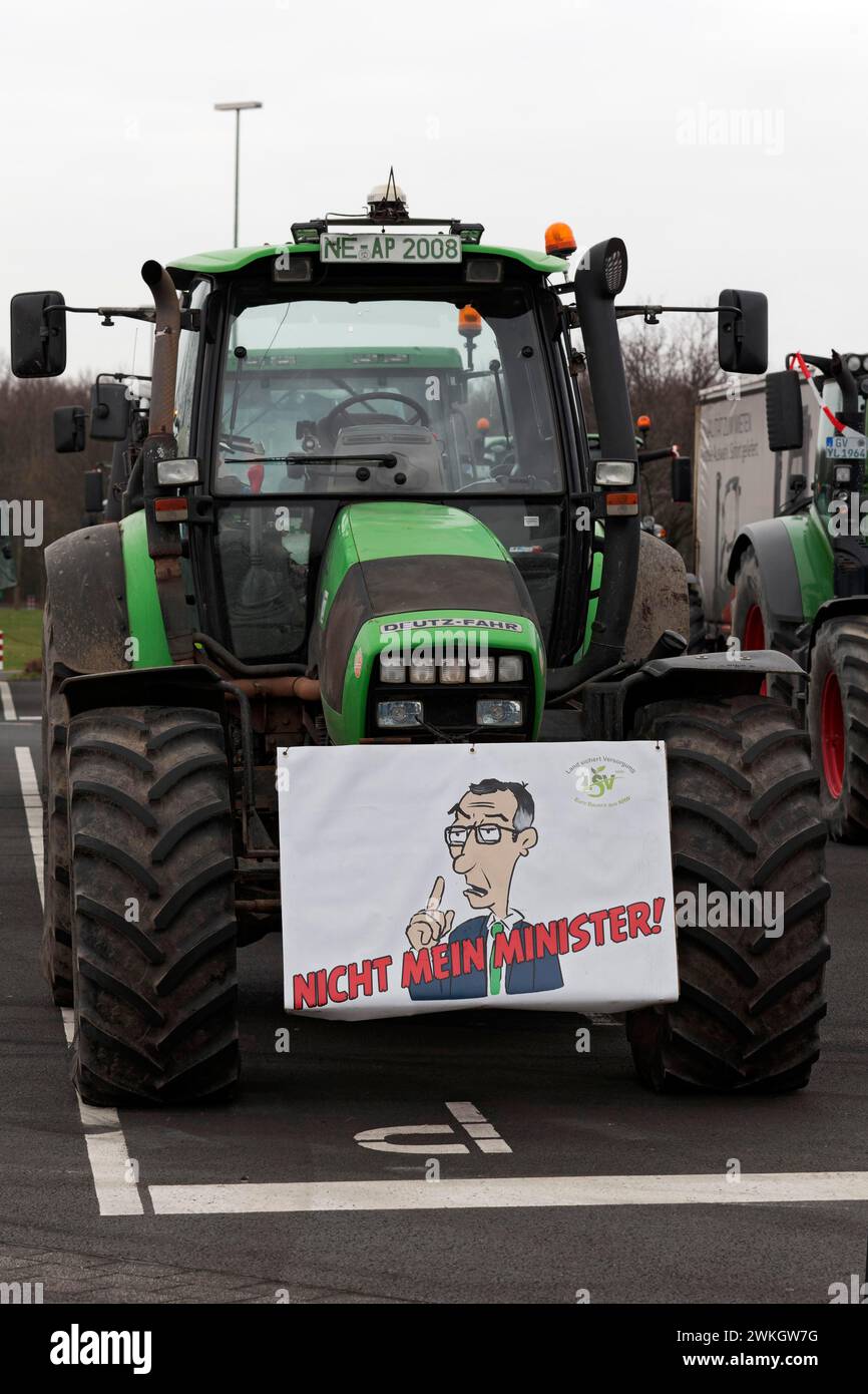Panneau avec le ministre de l'Agriculture dessiné CEM Oezdemir sur un tracteur, manifestations paysannes, manifestation contre la politique du gouvernement des feux de circulation Banque D'Images