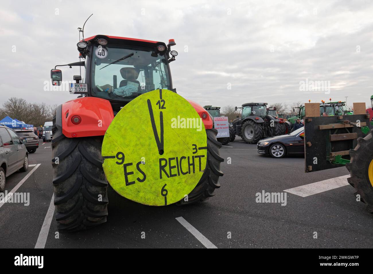 Cinq à douze, c'est assez, signe avec horloge sur un tracteur, protestations des agriculteurs, manifestation contre la politique du gouvernement des feux de circulation Banque D'Images