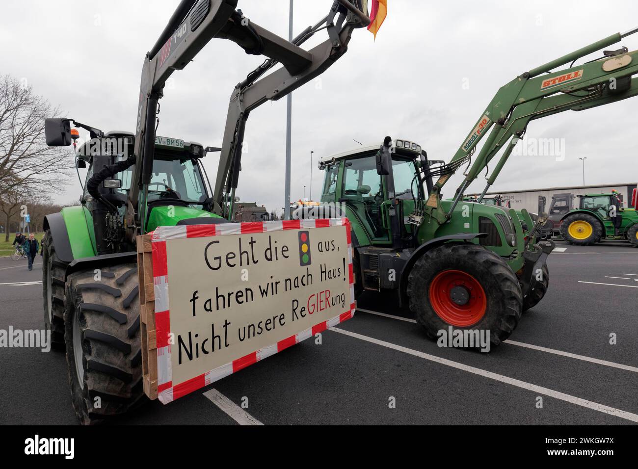 Tracteur avec signe, pas notre gouvernement, protestations des agriculteurs, manifestation contre les politiques du gouvernement des feux de circulation, abolition de l'agriculture Banque D'Images