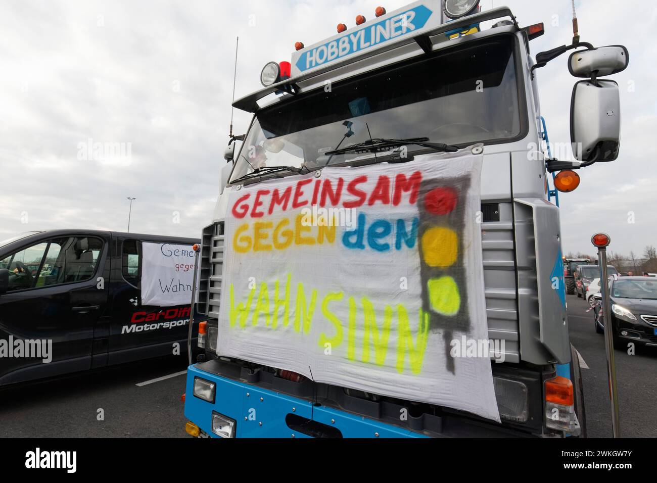 Ensemble contre la folie des feux de circulation, bannière sur un camion, protestations des agriculteurs, manifestation contre la politique du feu de circulation Banque D'Images