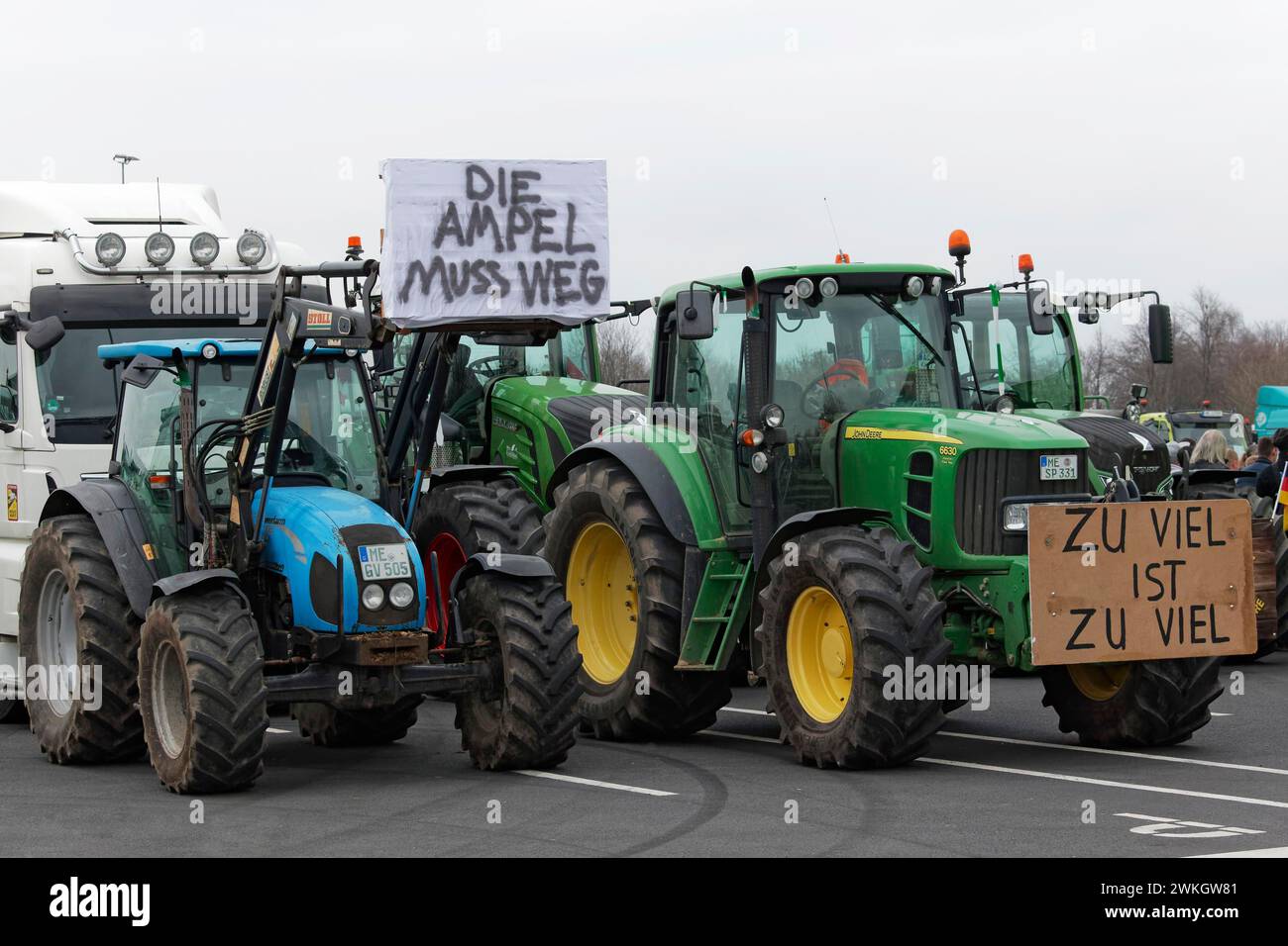 Tracteur avec panneau, les feux de circulation doivent aller, protestations des agriculteurs, manifestation contre les politiques du gouvernement des feux de circulation, abolition de Banque D'Images