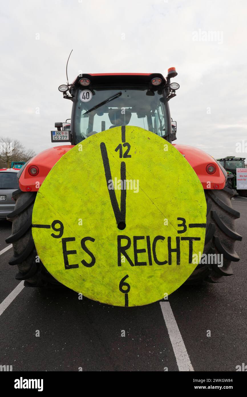 Cinq à douze, c'est assez, signe avec horloge sur un tracteur, protestations des agriculteurs, manifestation contre la politique du gouvernement des feux de circulation Banque D'Images