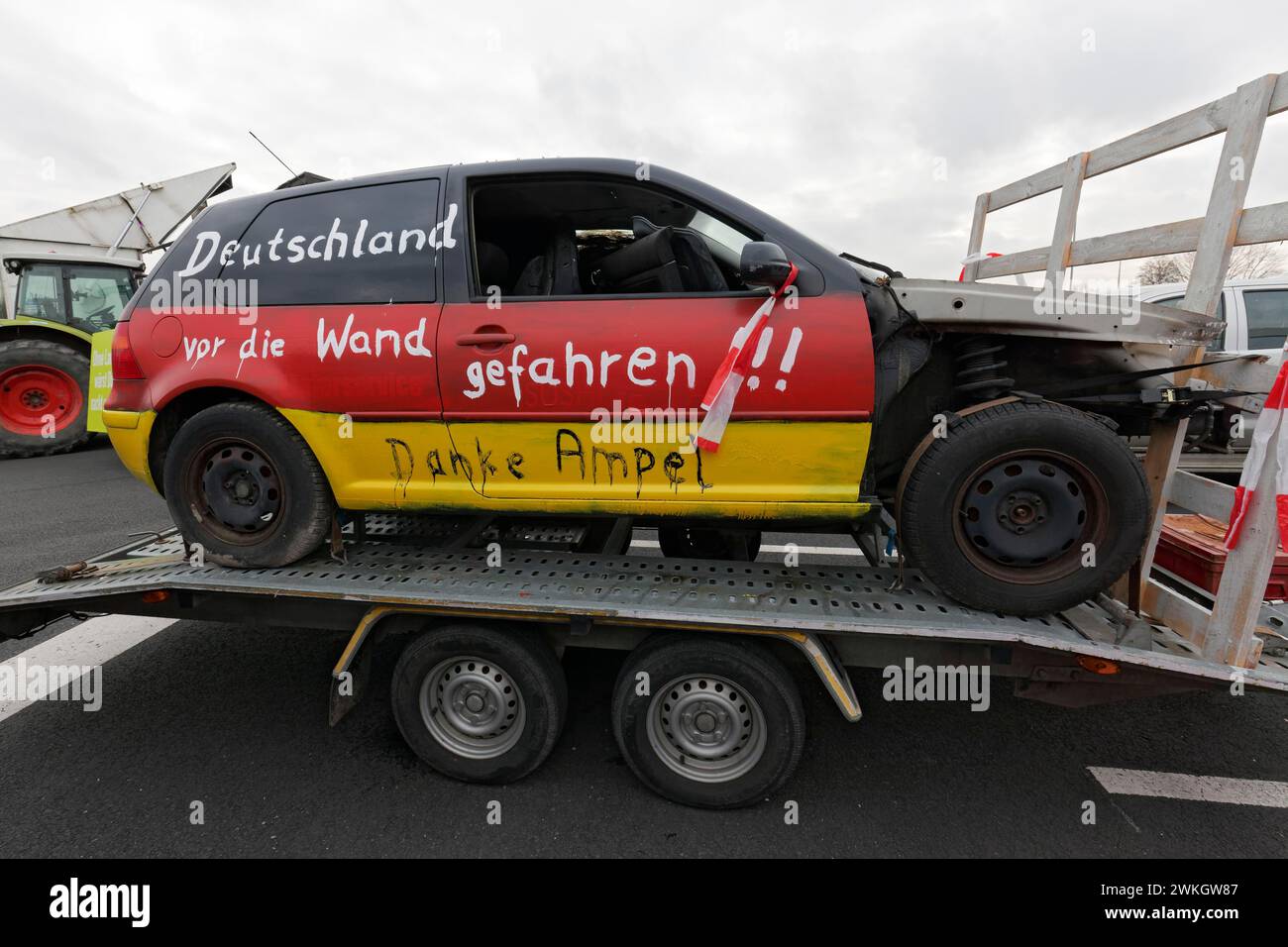 Voiture d'accident peinte aux couleurs de l'Allemagne, avec l'inscription Deutschland vor den Wand gefahren, protestations des agriculteurs, manifestation contre la politique Banque D'Images