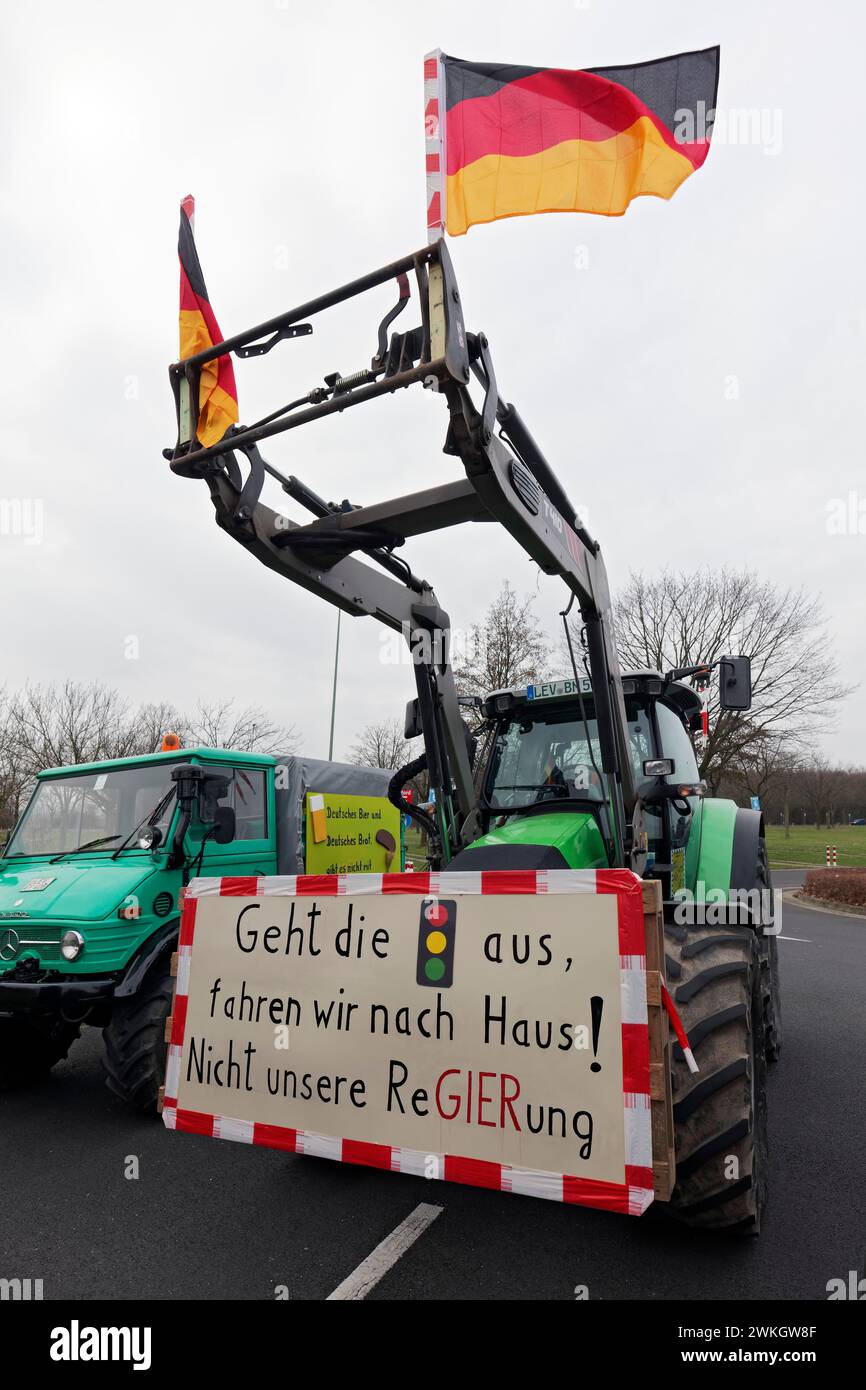 Tracteur avec signe, pas notre gouvernement, protestations des agriculteurs, manifestation contre les politiques du gouvernement des feux de circulation, abolition de l'agriculture Banque D'Images