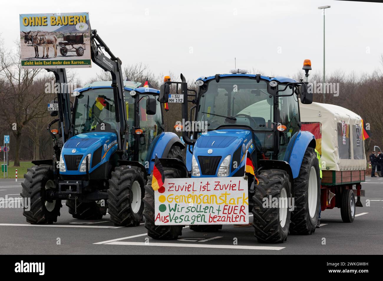 Tracteur avec signe, trop c'est trop, protestations des agriculteurs, manifestation contre les politiques du gouvernement des feux de circulation, abolition de l'agriculture Banque D'Images