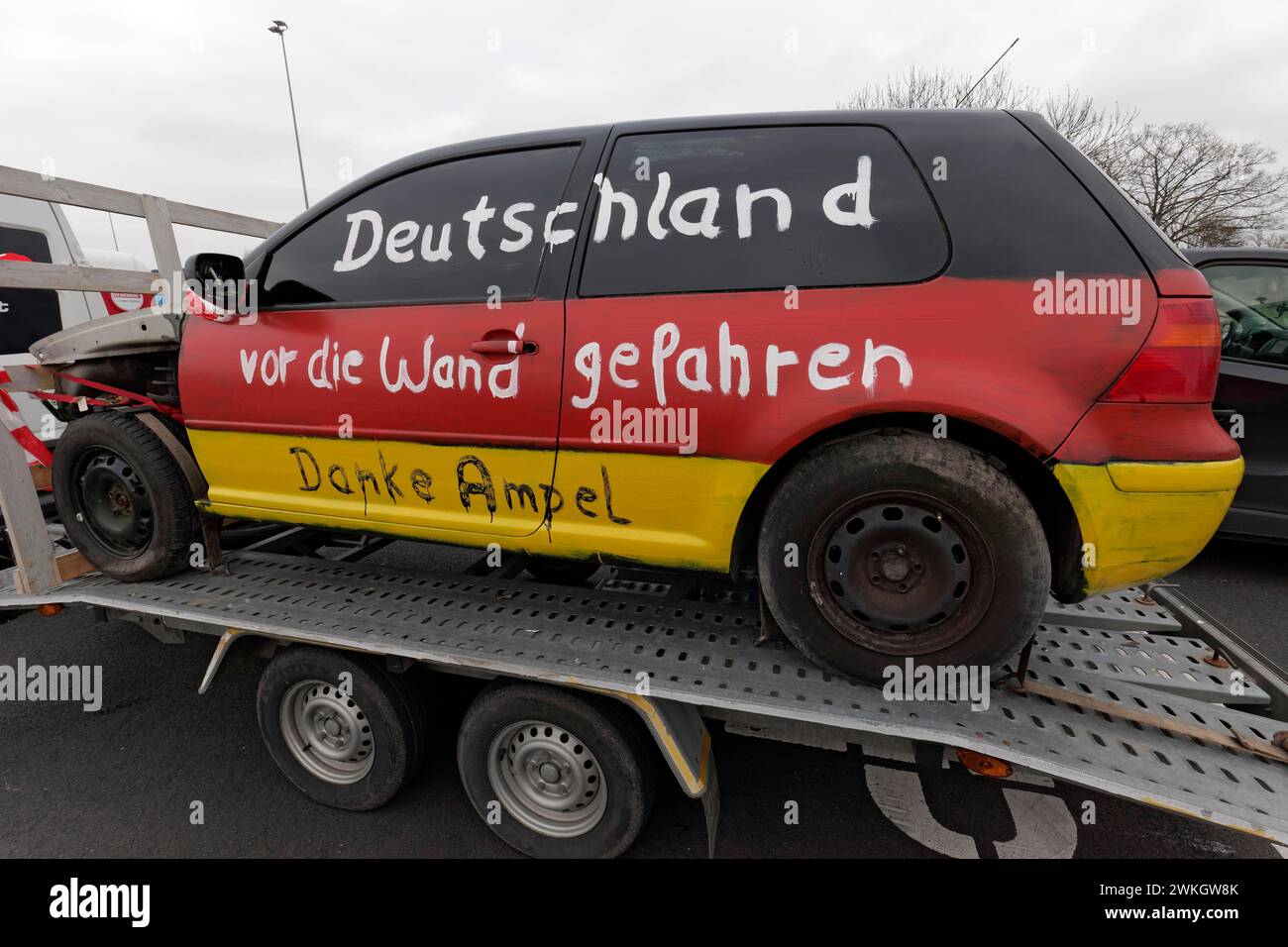 Voiture d'accident peinte aux couleurs de l'Allemagne, avec l'inscription Deutschland vor den Wand gefahren, protestations des agriculteurs, manifestation contre la politique Banque D'Images