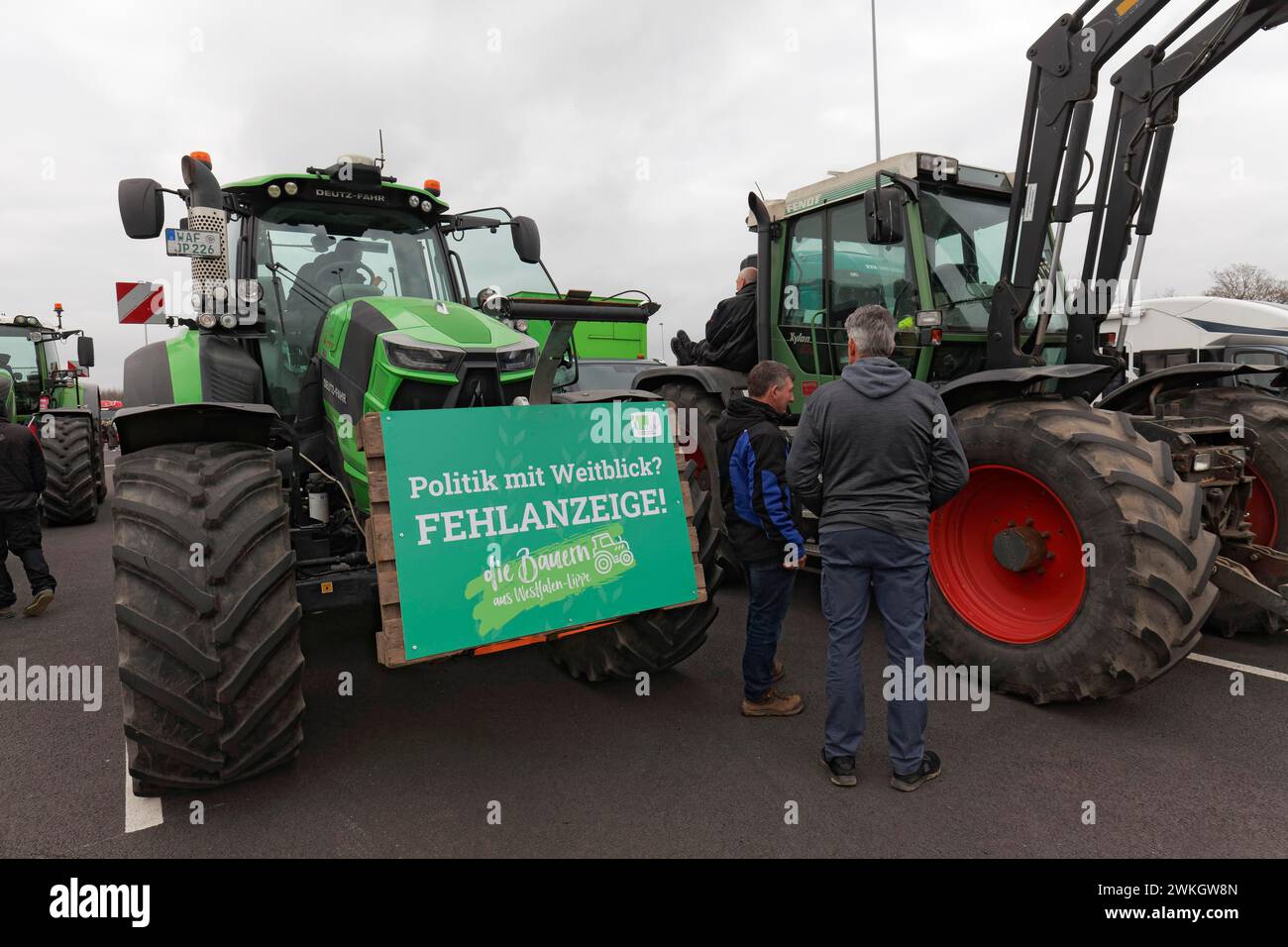 Tracteur avec signe, la clairvoyance n'est pas une option, protestations des agriculteurs, manifestation contre les politiques du gouvernement des feux de circulation, abolition de Banque D'Images