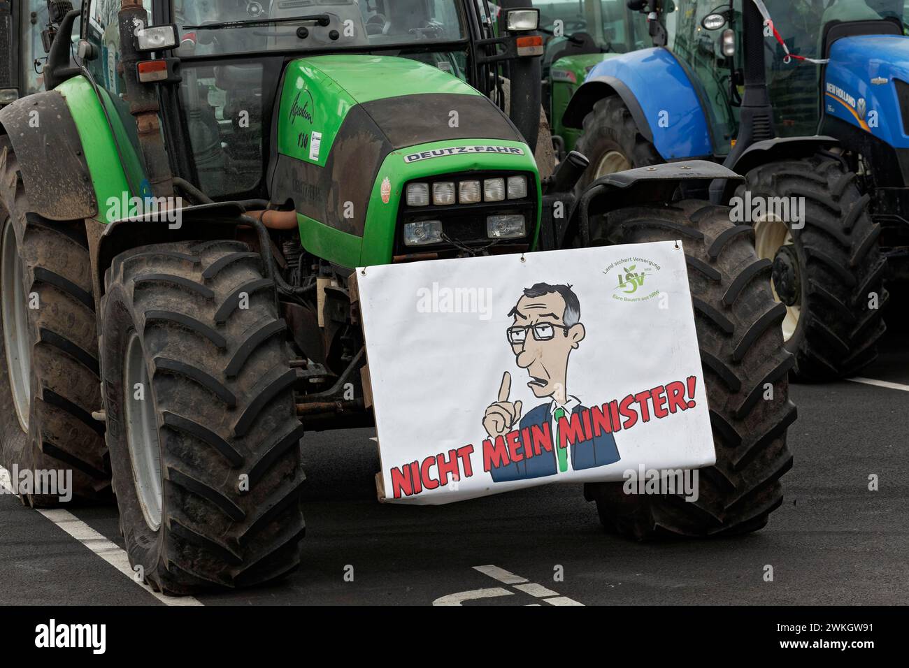 Panneau avec le ministre de l'Agriculture dessiné CEM Oezdemir sur un tracteur, manifestations paysannes, manifestation contre la politique du gouvernement des feux de circulation Banque D'Images