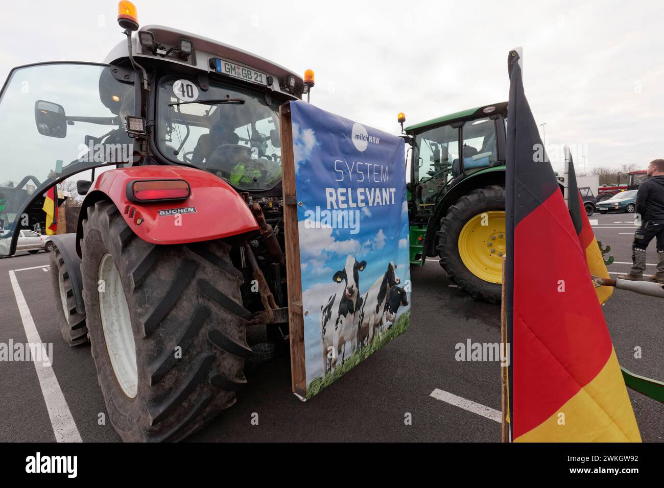 Affiche avec des vaches laitières et l'écriture Systempertinent sur un tracteur, les manifestations des agriculteurs, la manifestation contre les politiques du gouvernement des feux de circulation Banque D'Images