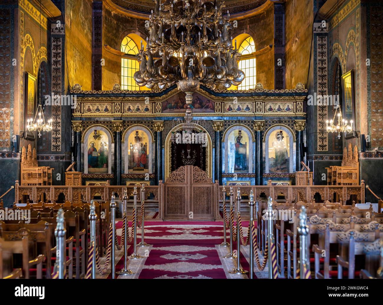 Vue intérieure de l'église Sainte-Sophie, également connue sous le nom d'Agia Sofia, autel, lustre, Thessalonique, Macédoine, Grèce Banque D'Images