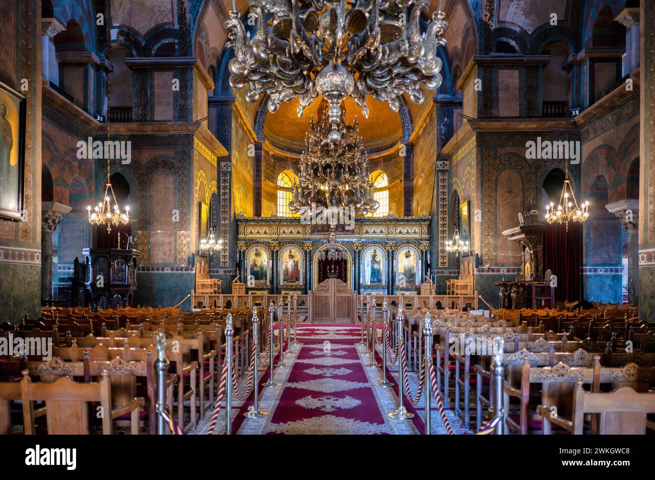 Vue intérieure de l'église Sainte-Sophie, également connue sous le nom d'Agia Sofia, autel, lustre, Thessalonique, Macédoine, Grèce Banque D'Images
