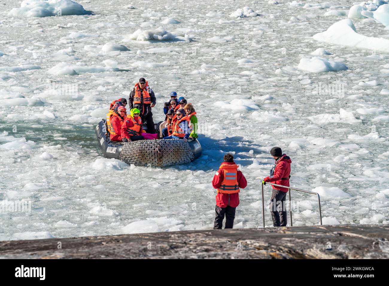 Passagers du bateau de croisière Stella Australis voyageant à travers les glaces jusqu'au glacier de Pia, au parc national Alberto de Agostini, à l'avenue des glaciers Banque D'Images