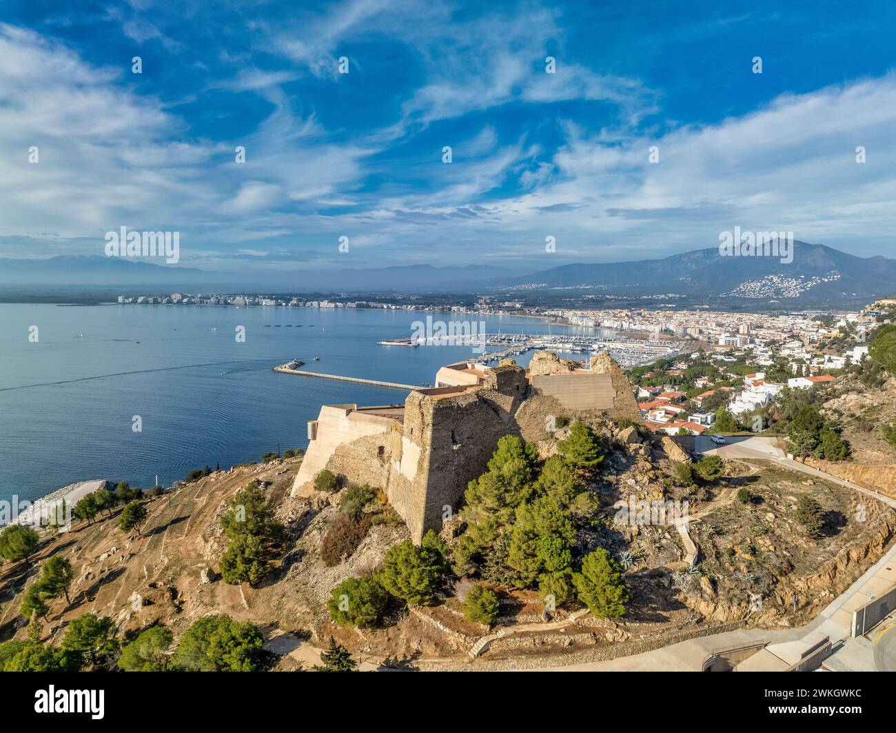 Vue aérienne de la plate-forme fortifiée de tir de Trinity Fort protégeant la baie de Roses en Espagne Costa Brava Banque D'Images