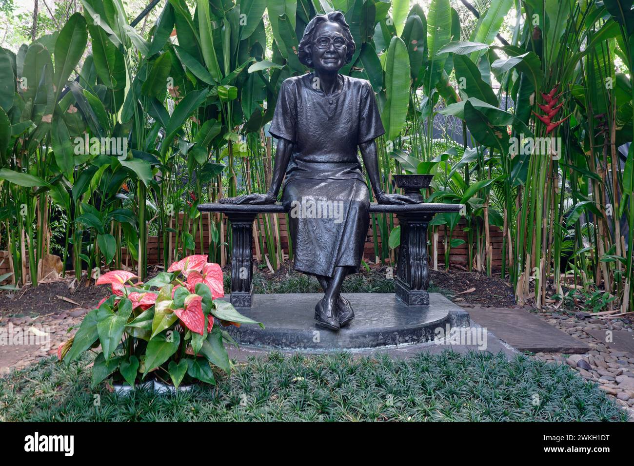 Statue de la princesse Srinagarindra, mère de l'ancien roi thaïlandais Bhumipol Adulyadej (Rama 9.) ; Princess Mother Memorial Park, Thonburi, Bangkok, Thaïlande Banque D'Images