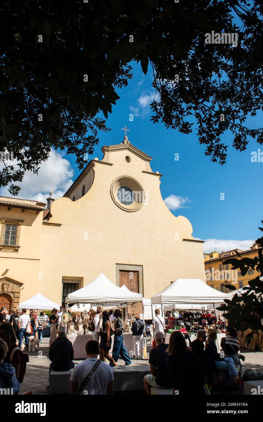 Marchés du dimanche à Piazza Santo Spirito, en face de la Basilique di Santo Spirito, dans le quartier Oltrarno de Florence, Italie Banque D'Images