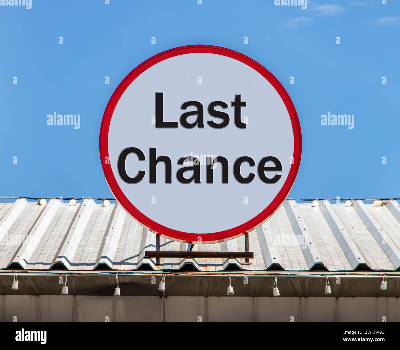 Un panneau d’affichage circulaire offrant une dernière chance, est installé sur le toit. Banque D'Images