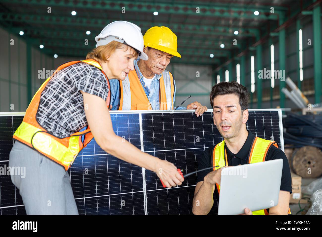 l'équipe d'ingénieurs travaille à vérifier le processus de test du panneau solaire avant le sable au client pour l'installation d'installation Banque D'Images