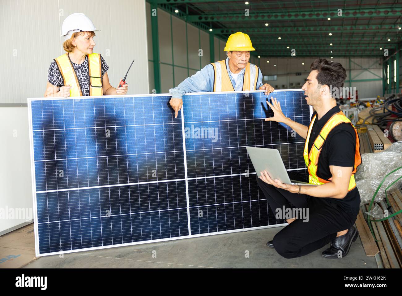 l'équipe d'ingénieurs travaille à vérifier le processus de test du panneau solaire avant le sable au client pour l'installation d'installation Banque D'Images