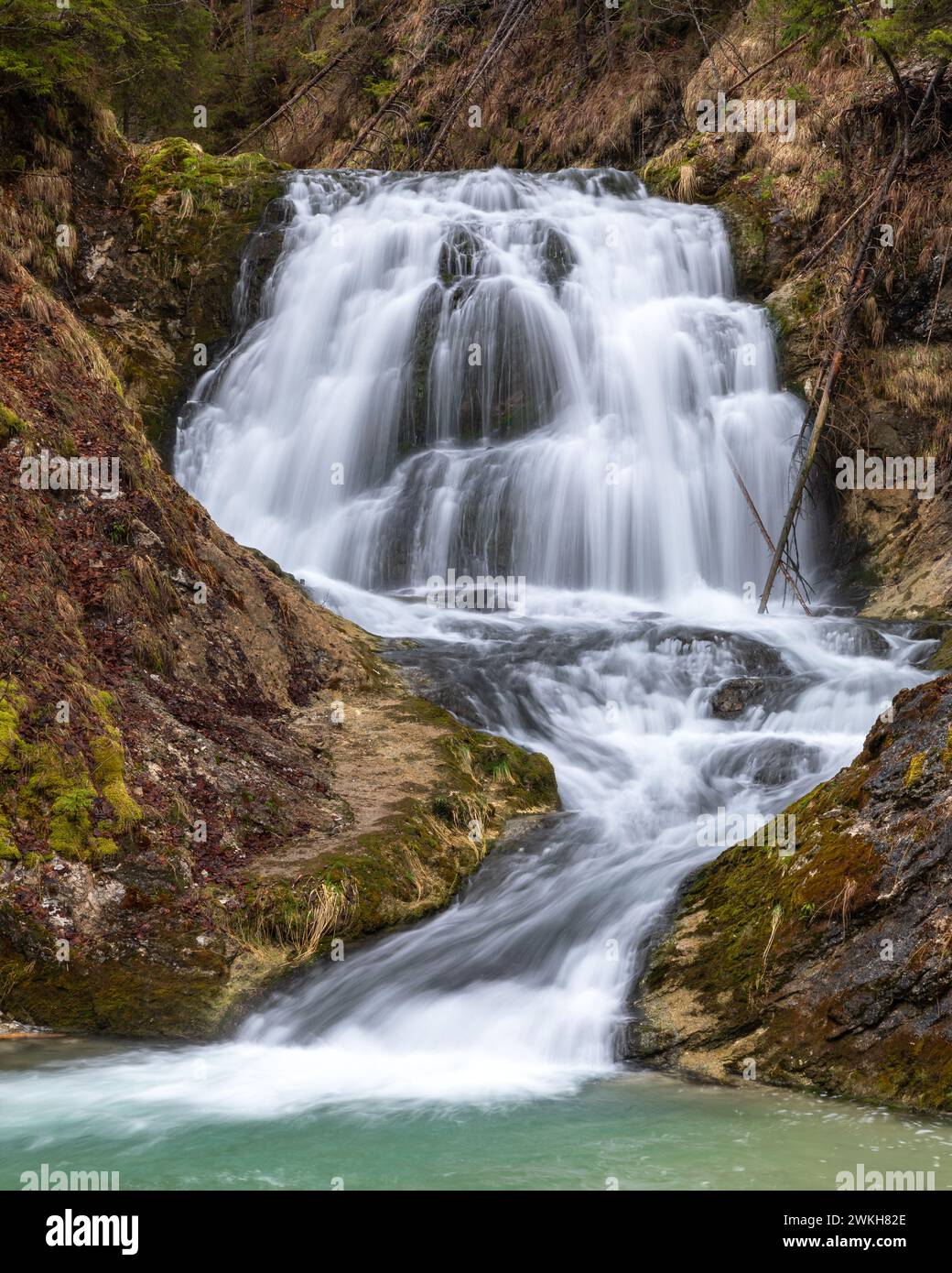 Cascade à Obernachkanal Chanel près de Wallgau, Bavière, Allemagne Banque D'Images