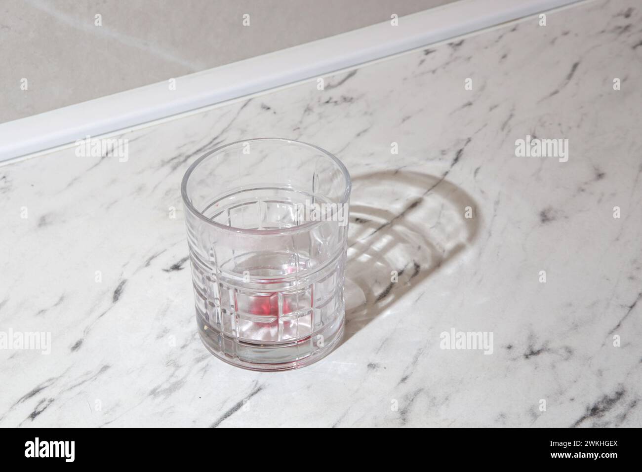 Videz le verre usagé sur le comptoir de la cuisine en marbre Banque D'Images