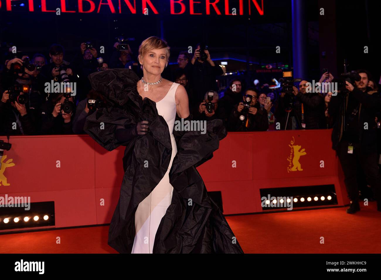 Sharon Stone BEI der Ankunft zu der Verleihung des Goldenen Ehrenbären BEI den 74. Internationalen Filmfestspielen à Berlin 20.02.2024 *** Sharon Stone arrivée à la cérémonie de remise des prix Honorary Golden Bear Award au 74e Festival international du film de Berlin 20 02 2024 Banque D'Images